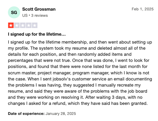 Recensione Trustpilot di un utente che critica la gestione dei curriculum di Jobsolv e la mancanza di annunci di lavoro per ruoli chiave, esprimendo frustrazione per l'assistenza e richiedendo un rimborso dopo aver sottoscritto un abbonamento a vita.