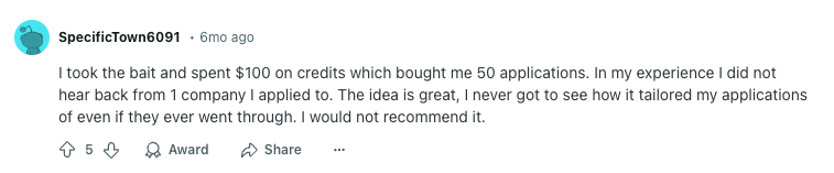 Commento su Reddit di un utente che ha speso $100 in crediti Jobsolv per 50 domande di lavoro, esprimendo la propria delusione per la mancanza di risposte e la scarsa chiarezza del processo di candidatura, concludendo che non raccomanderebbe il servizio.