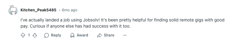 Commento su Reddit di un utente che dichiara di aver trovato un lavoro da remoto grazie a Jobsolv, lodando la sua efficacia nel trovare lavori da remoto ben pagati.