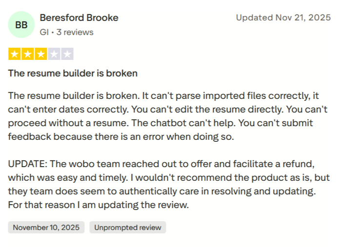 Gebruikersreview met problemen met Wobo's cv-bouwer, waaronder parsingfouten en onvermogen om te bewerken, gevolgd door een update met vermelding van een terugbetaling en responsieve ondersteuning.