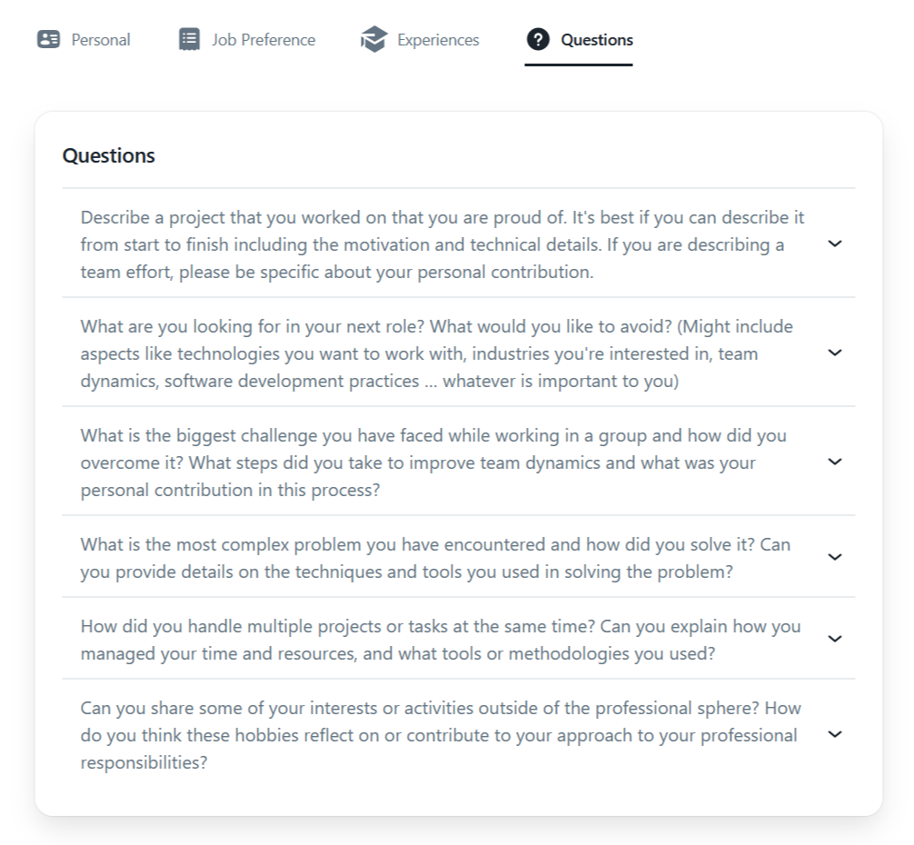 Profielvragensectie waarin gebruikers open vragen beantwoorden over projecten, teamwerk, uitdagingen, tijdmanagement en carrièredoelen.