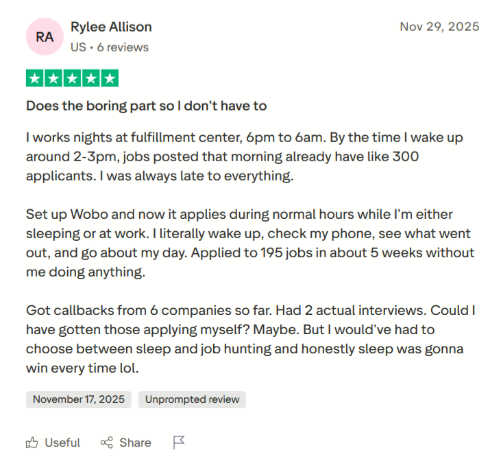 Vijf-sterren review van een gebruiker die beschrijft hoe Wobo sollicitaties automatiseerde tijdens daluren en leidde tot sollicitatiegesprekken.