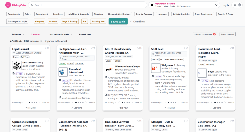 L'interface du site d'emploi HiringCafe affiche des listes d'emploi filtrées par secteur d'activité.