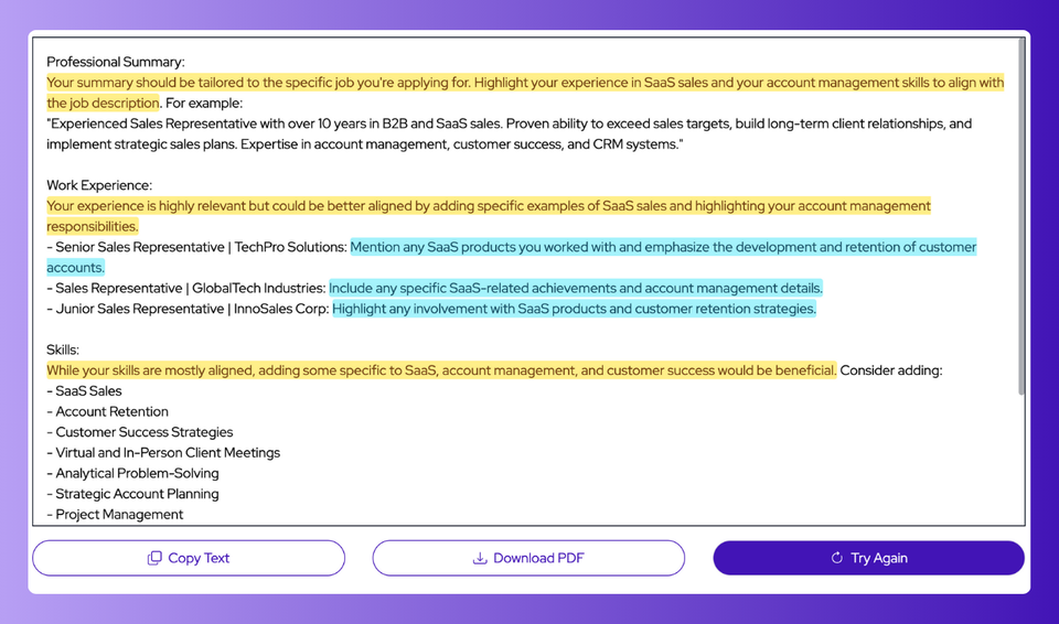 L'écran de retour d'information sur le CV par l'IA met en évidence un résumé professionnel personnalisé, des suggestions d'expériences professionnelles axées sur le SaaS et des compétences recommandées pour mieux correspondre à la description d'un poste dans le secteur de la vente.