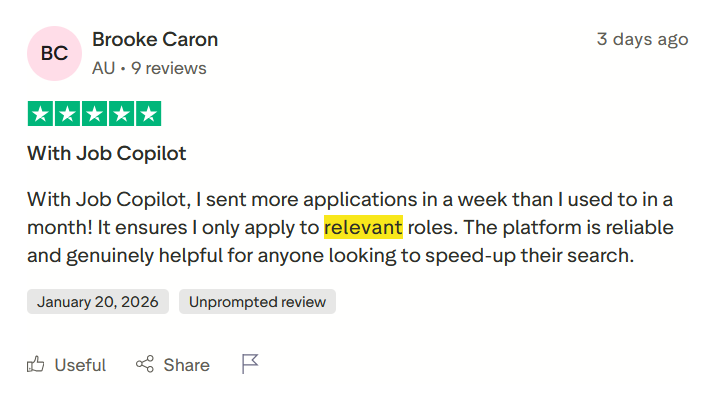 L'avis JobCopilot cinq étoiles de Brooke Caron d'Australie, qui dit avoir envoyé plus de candidatures en une semaine qu'en un mois et que l'outil ne s'applique qu'aux postes pertinents et accélère la recherche d'emploi.