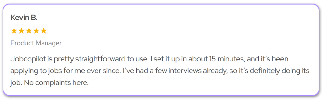 Avis JobCopilot cinq étoiles de Kevin B., chef de produit, indiquant que l'outil a été mis en place en 15 minutes environ, qu'il s'applique automatiquement aux offres d'emploi et qu'il a déjà permis de décrocher plusieurs entretiens.