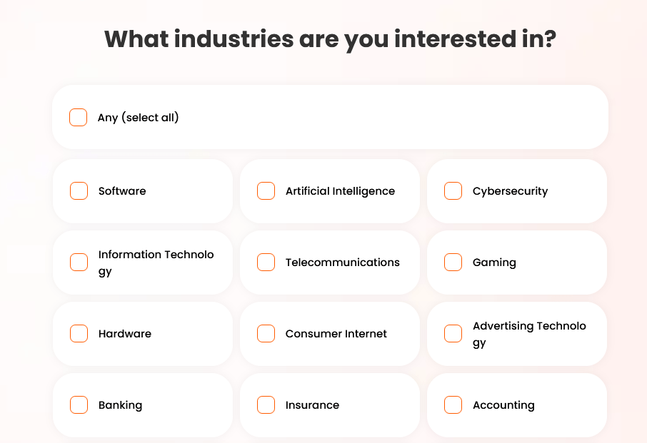 La schermata di onboarding di ApplyBlast chiede quali sono i settori a cui l'utente è interessato, come software, AI, cybersecurity e banche.