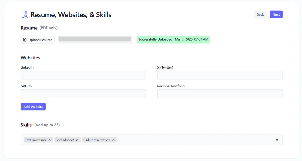 Caricate un curriculum in formato PDF e aggiungete i link ai profili professionali, tra cui LinkedIn, GitHub, X (Twitter) e un portfolio personale, oltre a elencare fino a 25 competenze rilevanti per completare il vostro profilo SpeedyApply.