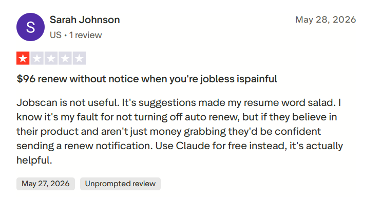 Eine Ein-Sterne-Bewertung für Jobscan von Sarah Johnson, in der sie sich über eine automatische Verlängerungsgebühr von $96 beschwert, während sie arbeitslos ist, und angibt, dass die Lebenslauf-Vorschläge ihren Lebenslauf in ein reines Wortsalat verwandelt haben.