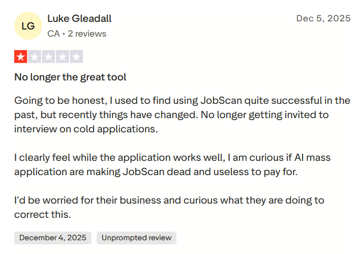 Ein-Sterne-Bewertung von Jobscan von Luke Gleadall mit dem Titel "No longer the great tool", in der er sagt, dass er keine Einladungen zu Vorstellungsgesprächen bei Kaltbewerbungen mehr erhalten hat, und sich fragt, ob KI-Massenbewerbungen Jobscan weniger nützlich gemacht haben.