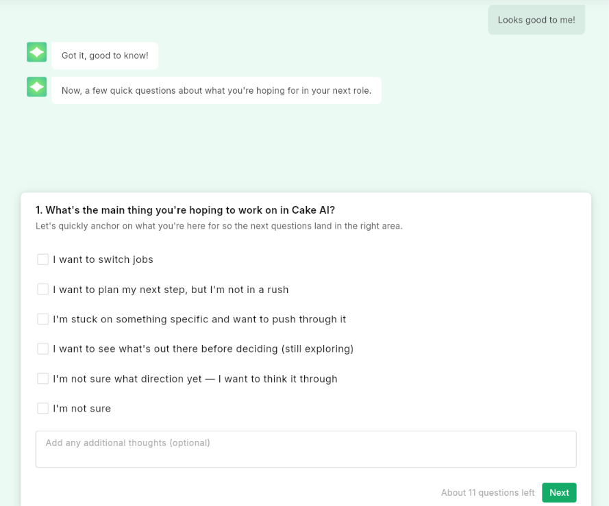 Cake KI-Onboarding-Chat, in dem gefragt wird, woran der Nutzer als Nächstes arbeiten möchte, mit Kontrollkästchen-Optionen wie Jobwechsel oder Erkunden, und noch etwa 11 Fragen übrig sind.