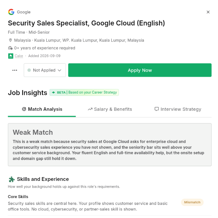 Cake Job Insights-Bereich für eine Google Cloud Security Sales Specialist-Rolle, der ein „Weak Match“-Ergebnis (schwach passend) mit einer Erklärung und einem Mismatch bei den Kernfähigkeiten basierend auf der Karrierestrategie des Nutzers anzeigt.